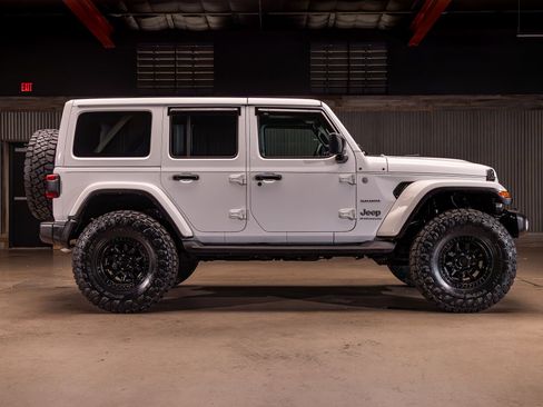 Used 2024 Jeep Wrangler Unlimited Sahara w/ Technology Group AWD/4WD image 11
