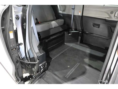 Used 2023 Toyota Sienna LE FWD image 18