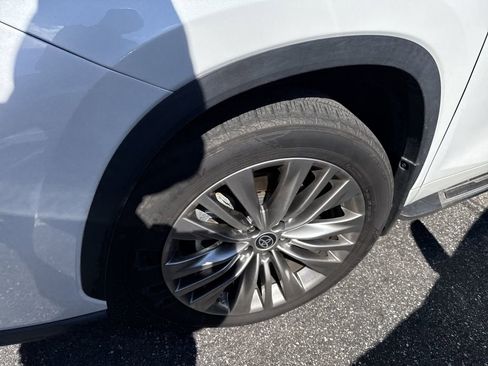 Used 2022 Toyota Highlander Platinum image 4