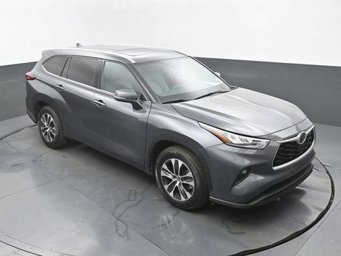 Used 2020 Toyota Highlander XLE FWD image 30