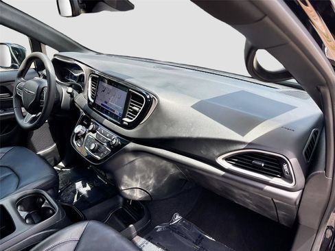 Used 2025 Chrysler Pacifica Select FWD image 30