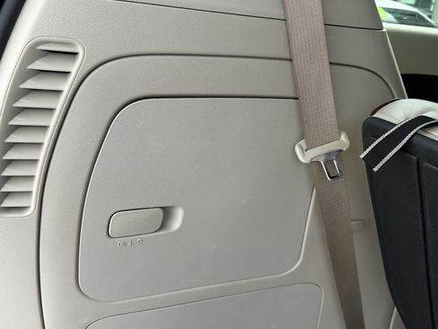 Used 2017 Chrysler Pacifica Limited FWD image 12