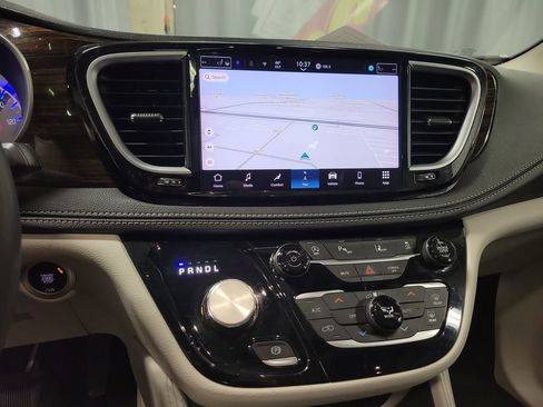 Used 2023 Chrysler Pacifica Limited FWD image 14