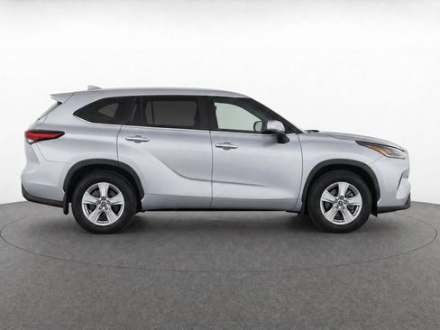 Used 2024 Toyota Highlander LE AWD/4WD image 4