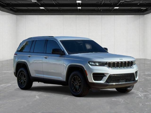 Used 2022 Jeep Grand Cherokee Laredo w/ Luxury Tech Group I AWD/4WD image 3