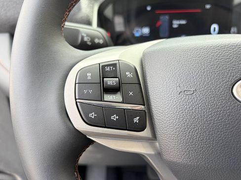 Used 2025 Ford Explorer Active RWD image 21