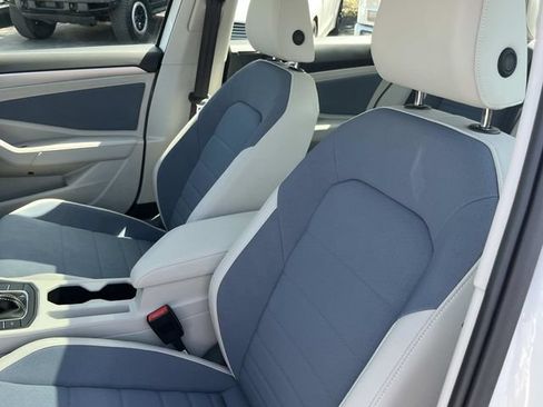 Used 2026 Volkswagen Jetta SE FWD image 32