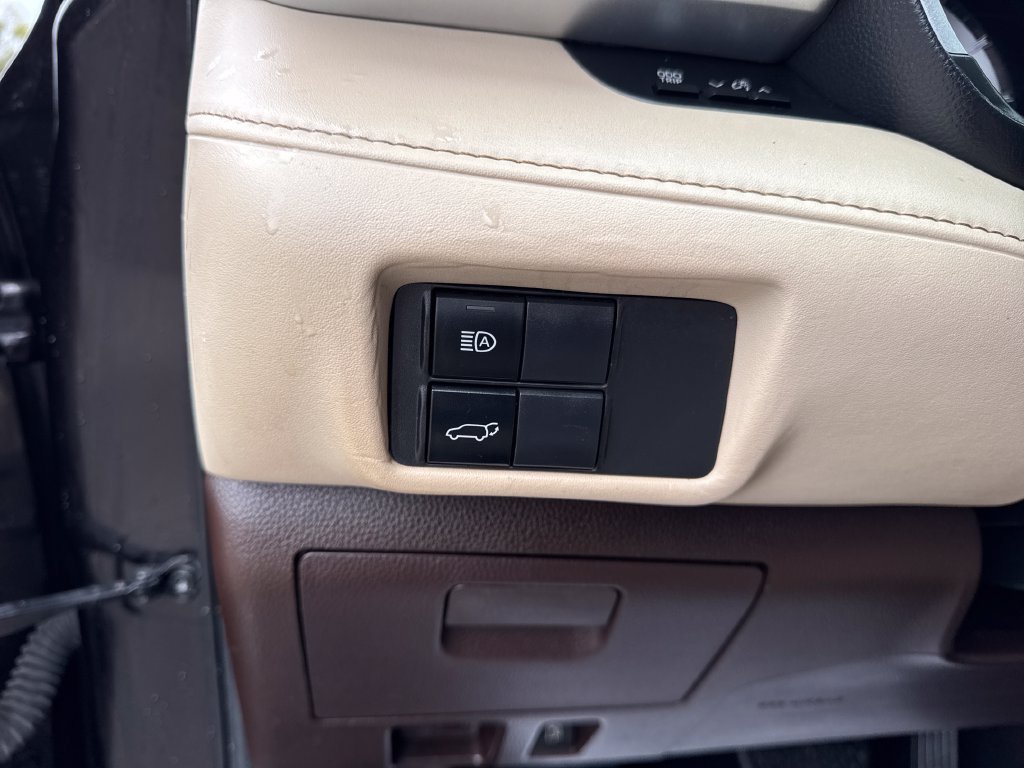 Used 2020 Toyota Highlander XLE AWD/4WD image 24