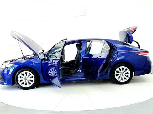 Certified 2018 Toyota Camry LE w/ Convenience Package image 10