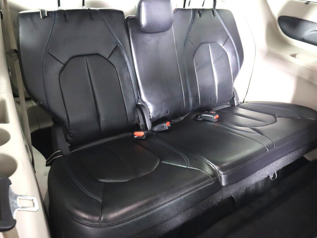 Used 2021 Chrysler Pacifica Touring-L FWD image 38