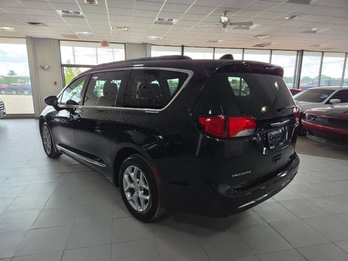 Used 2017 Chrysler Pacifica Touring-L w/ Tire & Wheel Group FWD image 5
