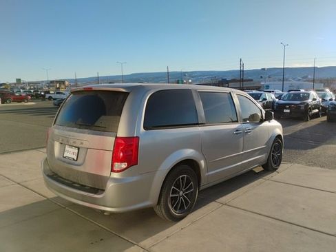 Used 2014 Dodge Grand Caravan SXT w/ UConnect Hands-Free Group image 5