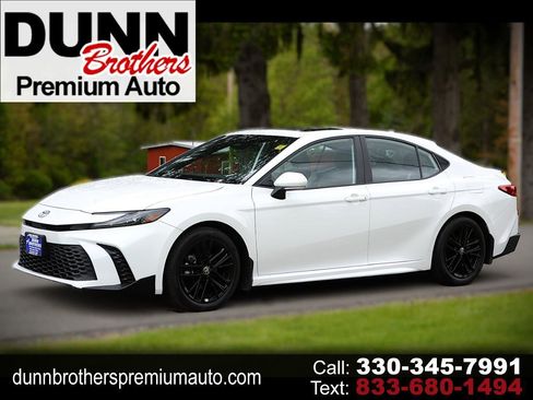 Used 2025 Toyota Camry SE FWD image 1