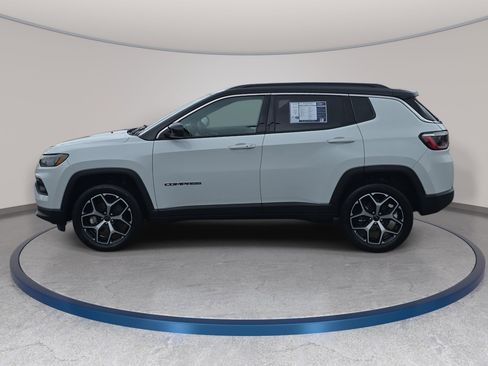 Used 2025 Jeep Compass Limited w/ Sun & Sound Group AWD/4WD image 8