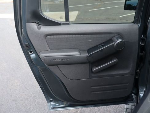 Used 2010 Ford Explorer Sport Trac XLT image 24