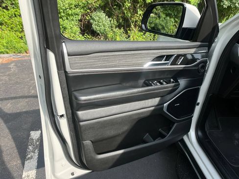 Used 2022 Jeep Wagoneer Series III AWD/4WD image 11