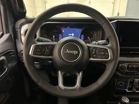 Used 2025 Jeep Wrangler Unlimited Sahara image 17