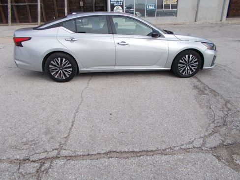 Used 2024 Nissan Altima 2.5 SV image 4