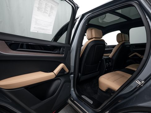 Certified 2026 Porsche Cayenne AWD/4WD image 23