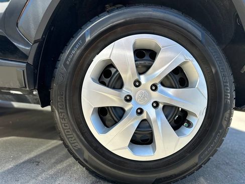 Used 2021 Toyota RAV4 LE FWD image 6