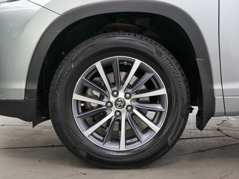 Used 2018 Toyota Highlander XLE AWD/4WD image 30