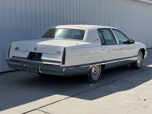 Used 1996 Cadillac Fleetwood Brougham RWD image 4