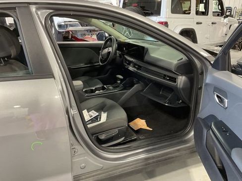 Used 2025 Kia K4 LXS image 12