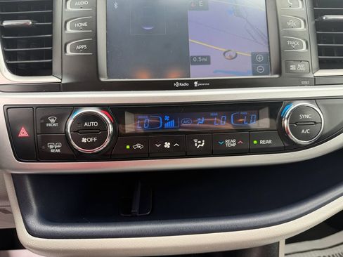 Used 2014 Toyota Highlander XLE AWD/4WD image 28