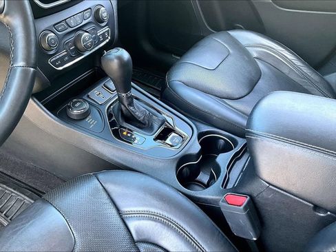 Used 2019 Jeep Cherokee Limited w/ Luxury Group AWD/4WD image 18