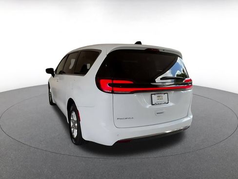 Used 2025 Chrysler Pacifica Select FWD image 9