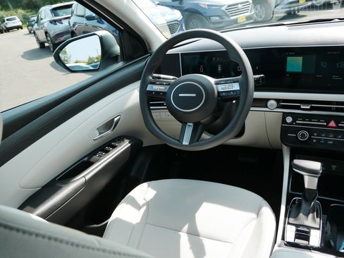 Certified 2025 Hyundai Tucson SE image 9