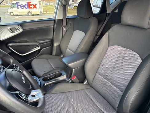 Used 2023 Kia Soul LX w/ LX Technology Package image 12