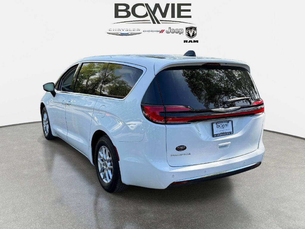 Used 2024 Chrysler Pacifica Touring-L FWD image 4