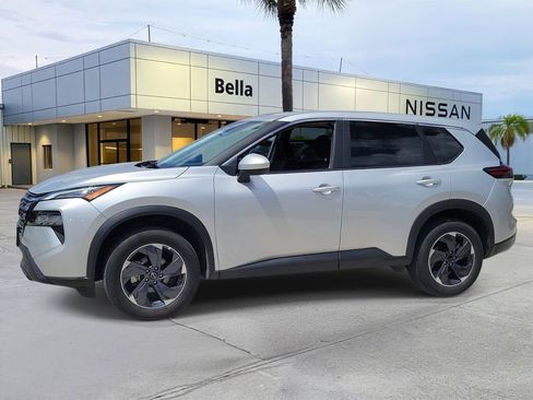 Used 2025 Nissan Rogue SV image 2