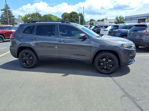 Used 2021 Jeep Cherokee Latitude Plus AWD/4WD image 4