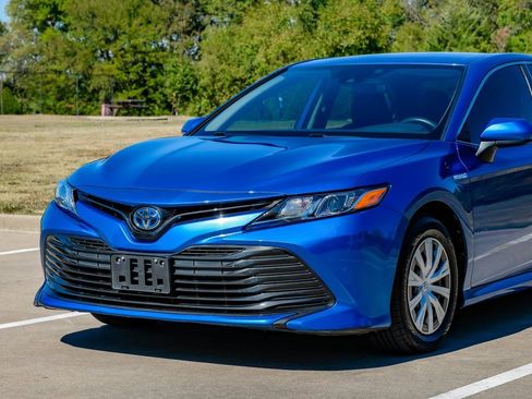 Used 2020 Toyota Camry LE image 6
