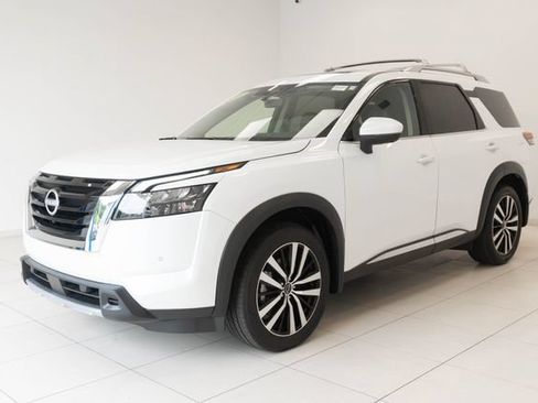 Used 2025 Nissan Pathfinder Platinum w/ Cargo Package FWD image 8