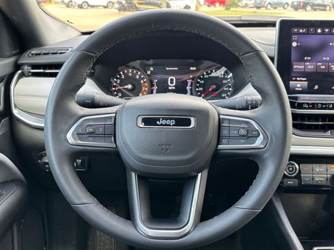 Used 2025 Jeep Compass Limited image 28
