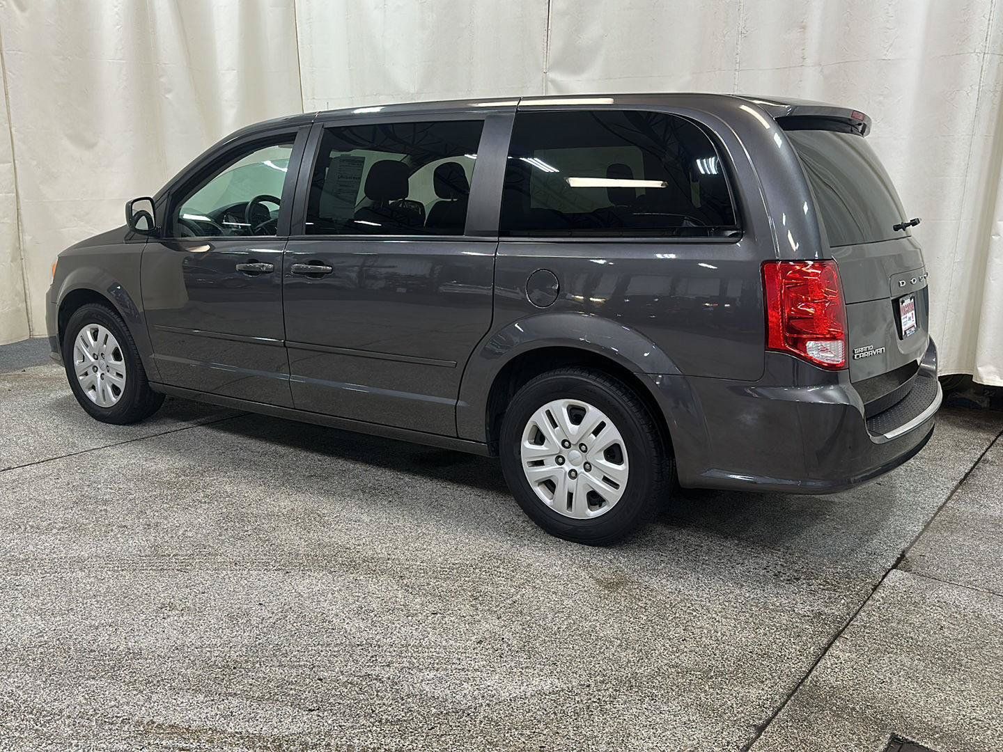 Used 2015 Dodge Grand Caravan SE w/ Quick Order Package 29E SE FWD image 3