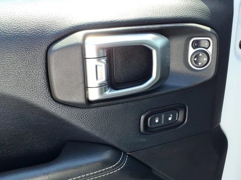 Used 2018 Jeep Wrangler Unlimited Sahara AWD/4WD image 4