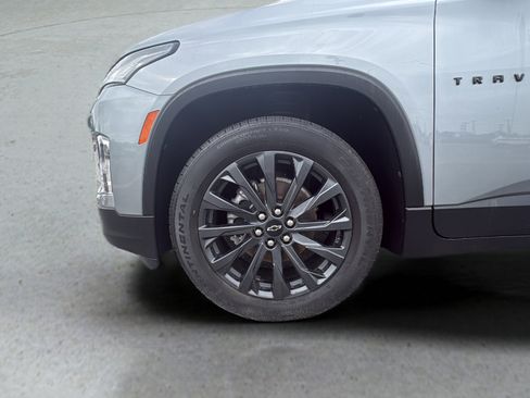 Used 2023 Chevrolet Traverse RS FWD image 15