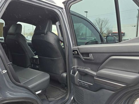 Used 2025 Toyota 4Runner TRD Off-Road Premium AWD/4WD image 15
