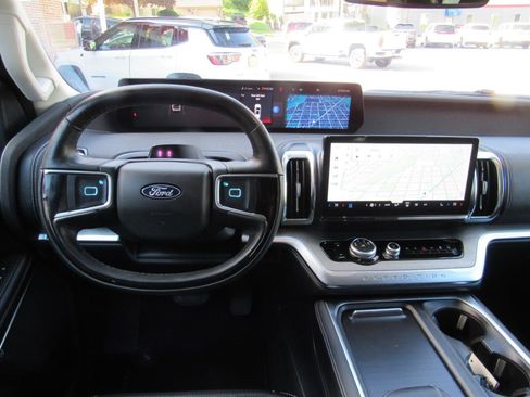 Used 2025 Ford Expedition Platinum AWD/4WD image 5