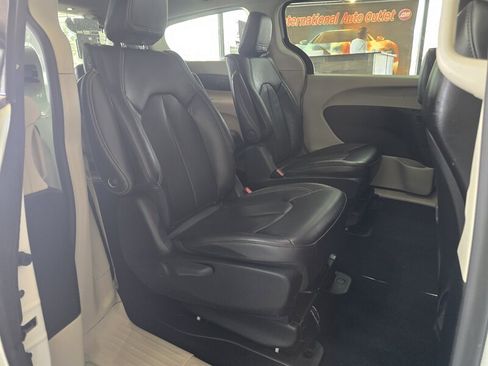 Used 2023 Chrysler Pacifica Touring-L FWD image 15