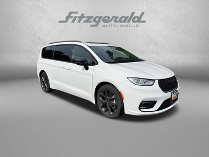 Used 2025 Chrysler Pacifica Limited