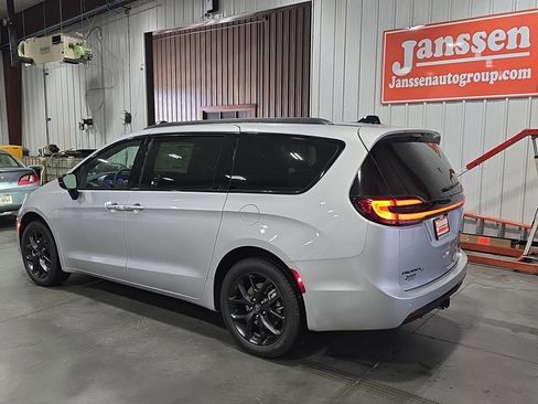 New 2026 Chrysler Pacifica Limited w/ S Appearance Package image 3