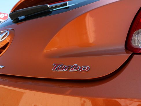 Used 2016 Hyundai Veloster Turbo image 11