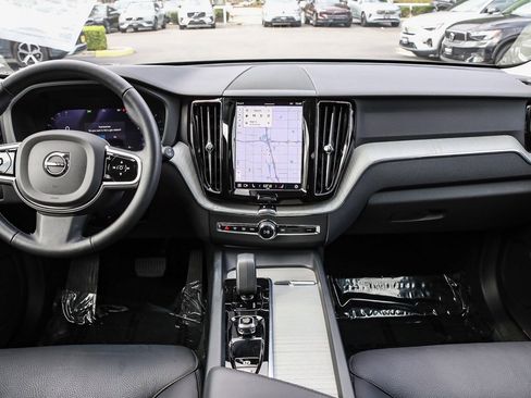 Used 2025 Volvo XC60 B5 Plus image 12