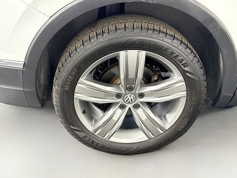 Used 2018 Volkswagen Tiguan SEL Premium image 33