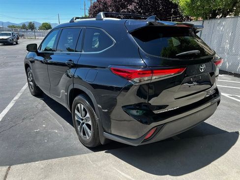Used 2022 Toyota Highlander XLE AWD/4WD image 5